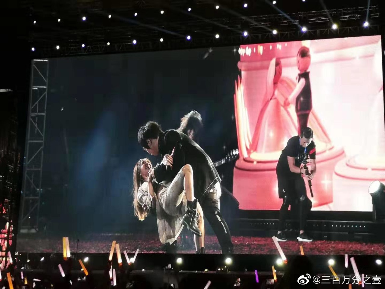 阿信（上）把嘉宾蔡依林拥入怀中大跳双人舞。 图／摘自微博