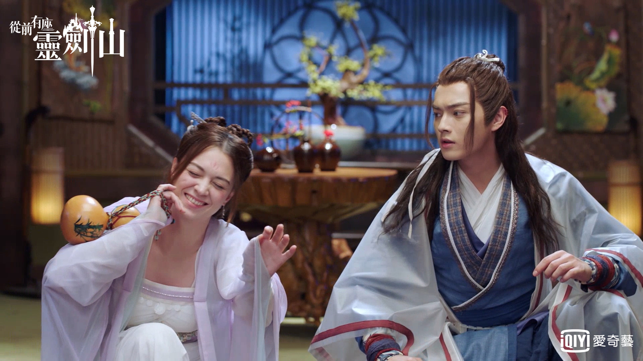 许凯(右)向张榕容修练法术，却一直被恶整