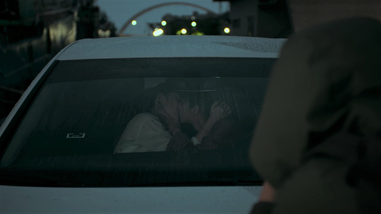 温贞菱(右)饰演的女星和演出女友的刘主平在剧中约会遭媒体跟拍。 图/公视提供