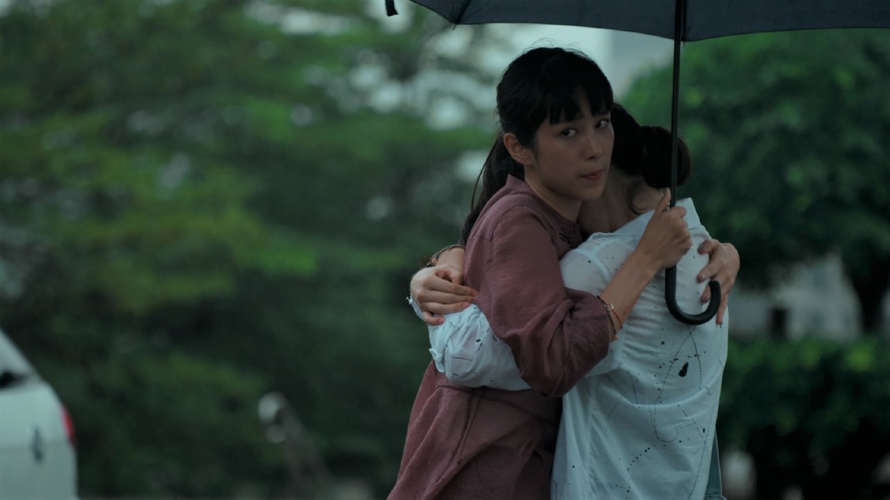 温贞菱(左)在剧中与饰演女友的刘主平约会遭媒体跟拍。 图/公视提供