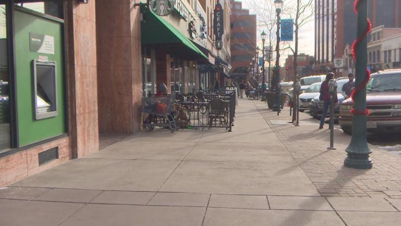 美国科罗拉多泉市（Colorado Springs）23日发生一起奇特的银行抢案...