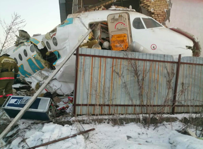 哈萨克贝克航空一架载有100人的飞机惊传坠毁阿拉木图国际机场。 截自推特(@H_A...