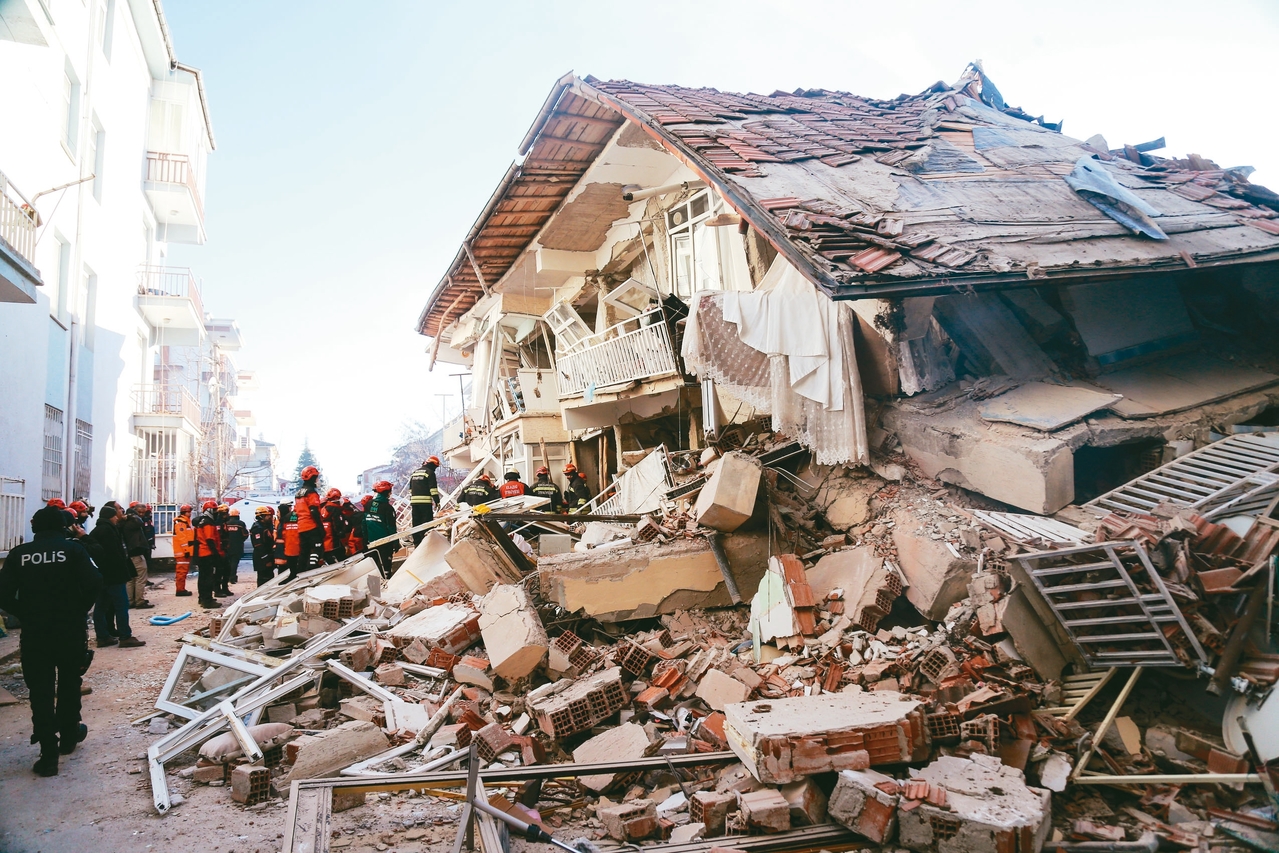 土耳其东部廿四日晚间发生规模六点八强震，救难人员在摇摇欲坠的房屋内寻找受困者。 ...