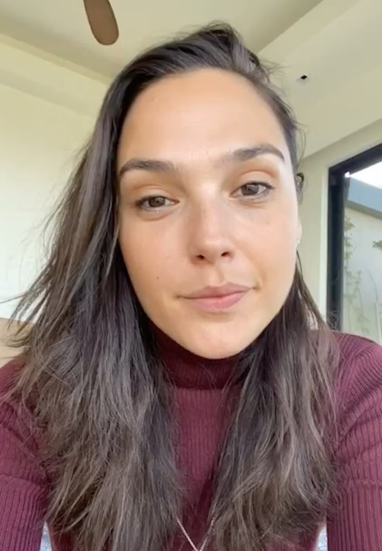 「神力女超人」盖儿加朵号召群星接棒演唱名曲鼓舞民众心情,竟被消遣为「白目」